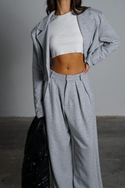 ההוכחה שאת לא צריכה להתפשר על נוחות כדי להיראות בשיא שלך. חליפת שני חלקים המשלבת גזרה מחויטת עם בד רך ומפנק, ללוק קז'ואל-שיק של "לא התאמצתי" שפשוט גונב את ההצגה.